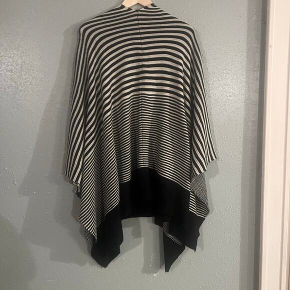 Lane Bryant women’s knit cape wrap one size black and off white warm cozy soft - Picture 1 of 9